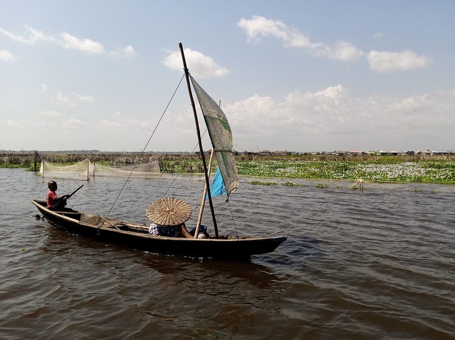 Pirogue sur le lac Nokoué à Ganvié