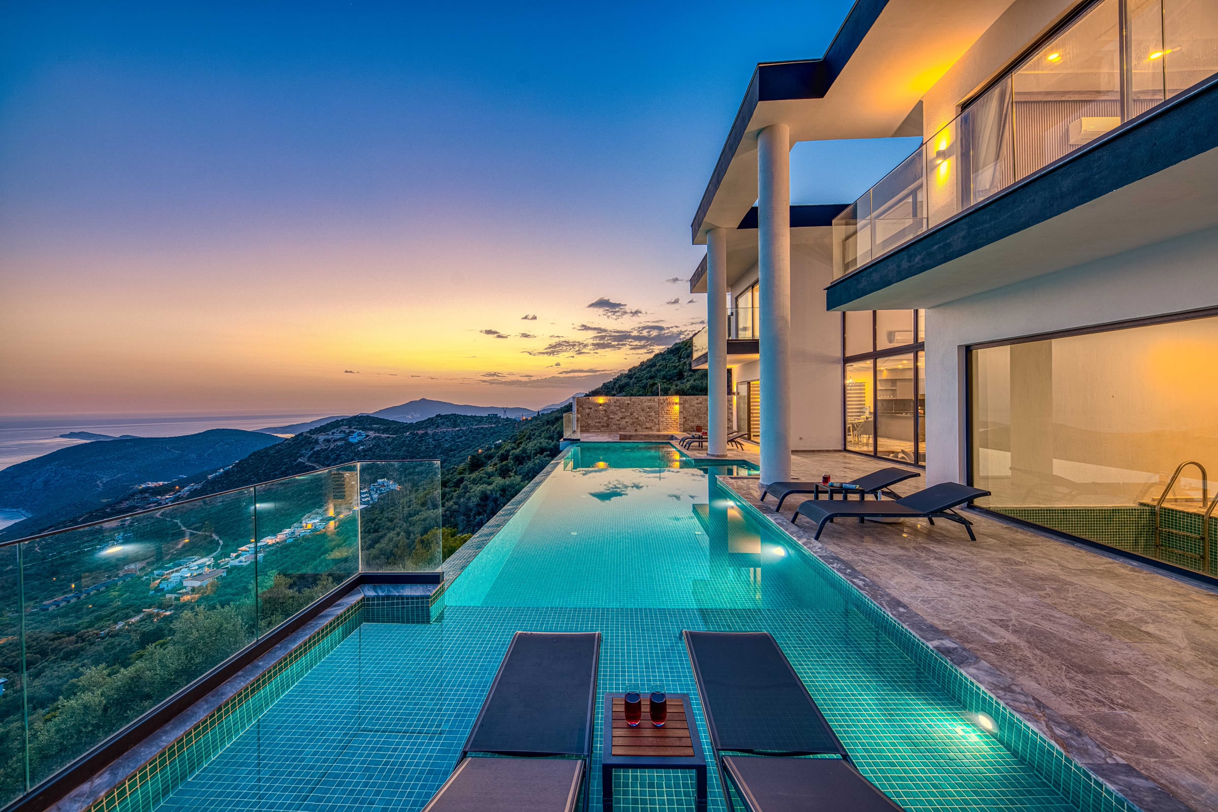 Villa de luxe avec piscine à débordement au crépuscule